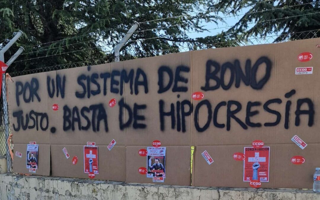 Concentración de la plantilla de SAG Manufacturing en la puerta de la fábrica por el sistema de Bono Anual en la compañía